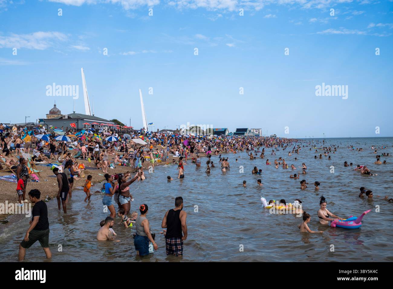 Plage animée à Southend Banque D'Images