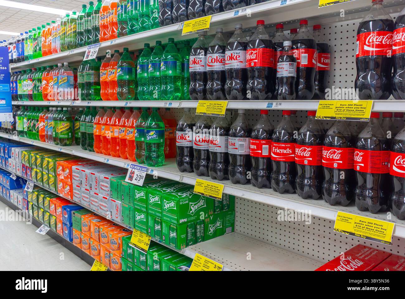 New York, NY, États-Unis, Queens , Jackson Heights District, scènes, vue à l'intérieur d'un supermarché américain, étagères de bouteilles de boissons gazeuses, Coca Cola Banque D'Images