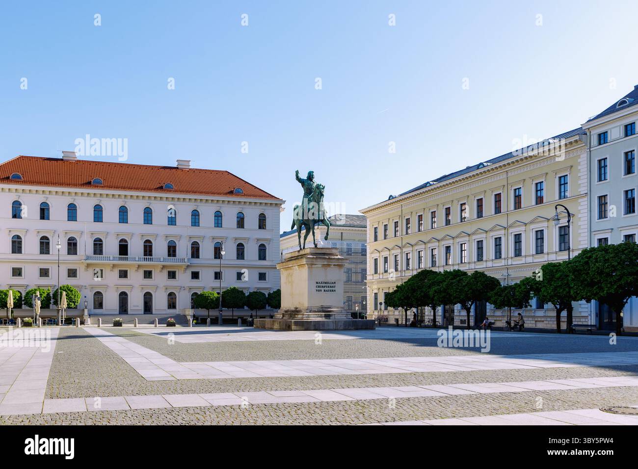 Wittelsbacher Platz avec statue équestre de Maximilien électeur de Bavière à Munich, Bavière, Allemagne Banque D'Images