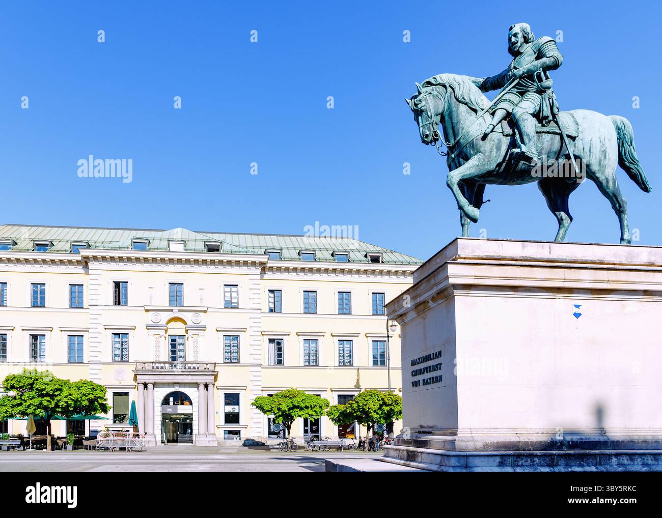Wittelsbacher Platz avec statue équestre de Maximilien électeur de Bavière à Munich, Bavière, Allemagne Banque D'Images