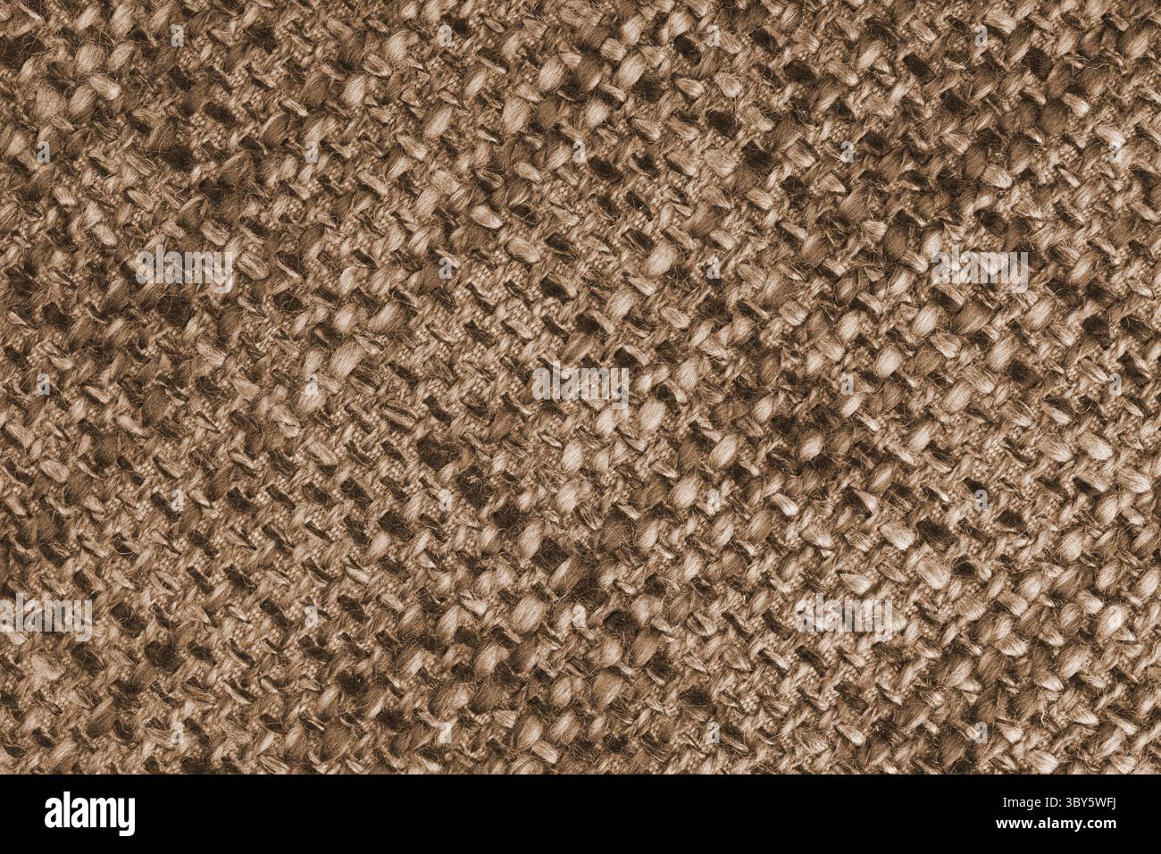 Macro, gros plan de tissu brun tissé en toile de jute, texture de tissu avec des fils épais et motif textile rugueux. Surface textile grossière avec fibres visibles. Banque D'Images