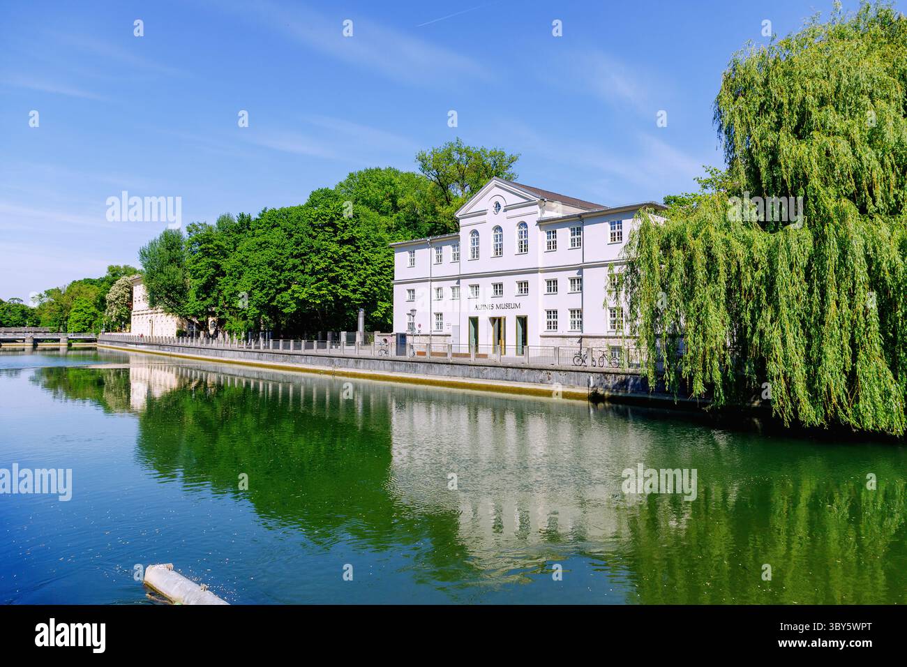 Musée alpin sur l'île du Prater et la rivière Isar avec le pont de Praterwehr, Munich, Bavière, Allemagne Banque D'Images