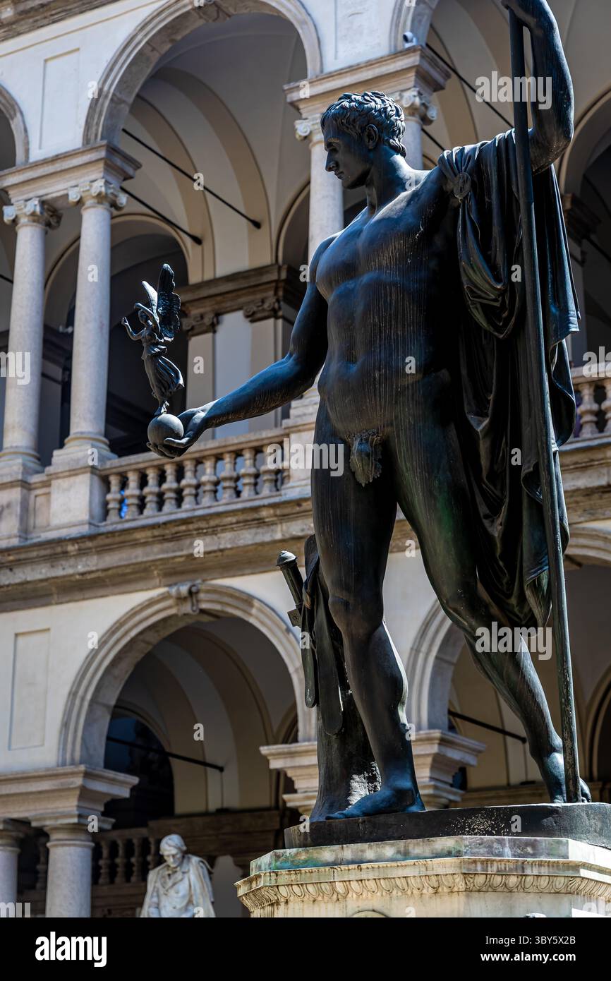 Élégante statue en marbre dans la galerie de Milan, mêlant art néoclassique et architecture grandiose. Idéal pour les voyages, la culture, le tourisme et l'histoire de l'art. Banque D'Images