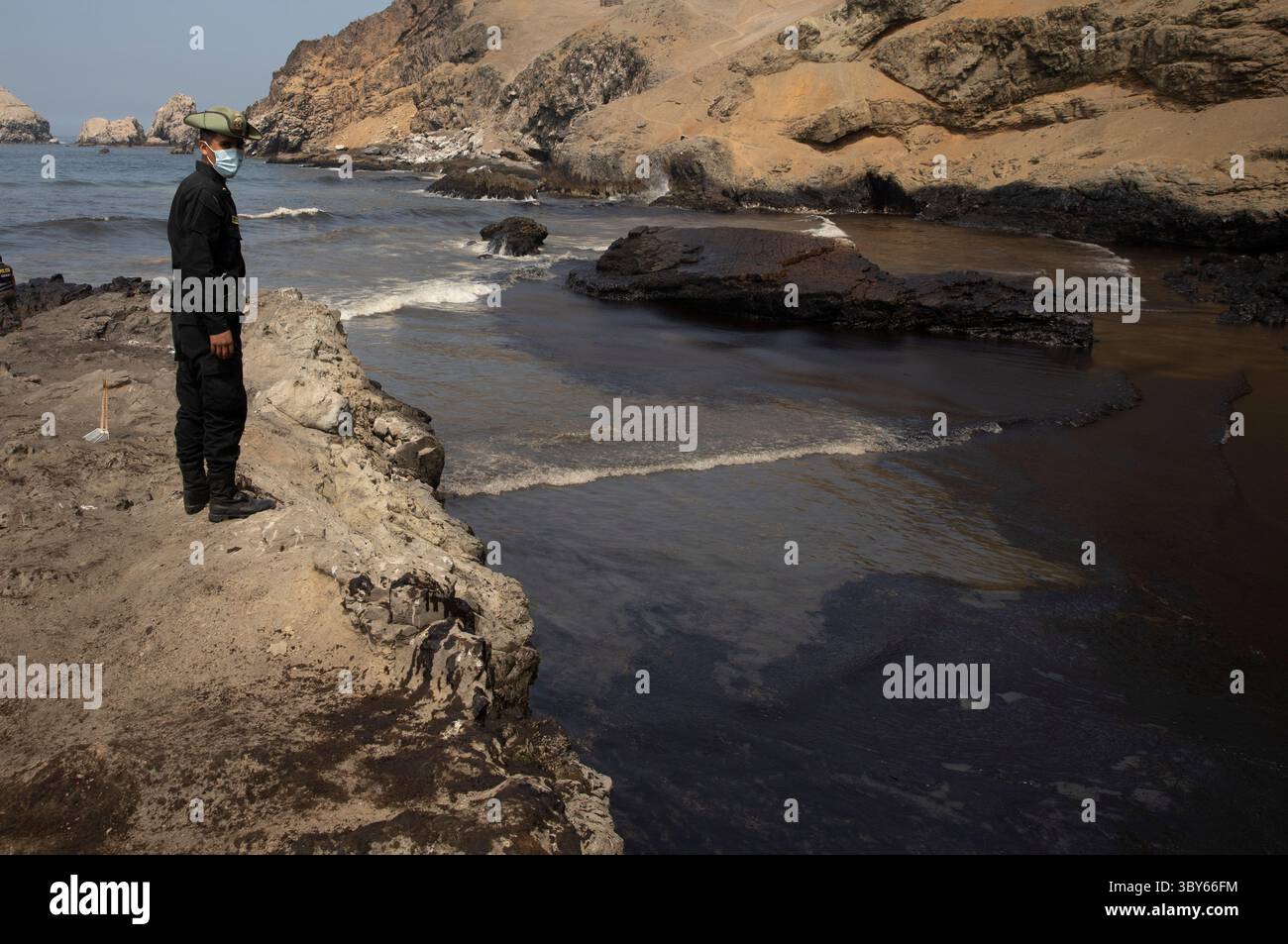19 janvier 2022, Callao, Pérou : les travailleurs nettoient après un déversement de pétrole, sur la plage de Cavero dans le district de Ventanilla à Callao. Environ 6 000 barils (159 litres chacun) de pétrole se sont déversés lors du déchargement d'un pétrolier à la raffinerie de la Pampilla appartenant à la compagnie énergétique espagnole Repsol. (Crédit image : © Mariana Bazo/ZUMA Press Wire) Banque D'Images