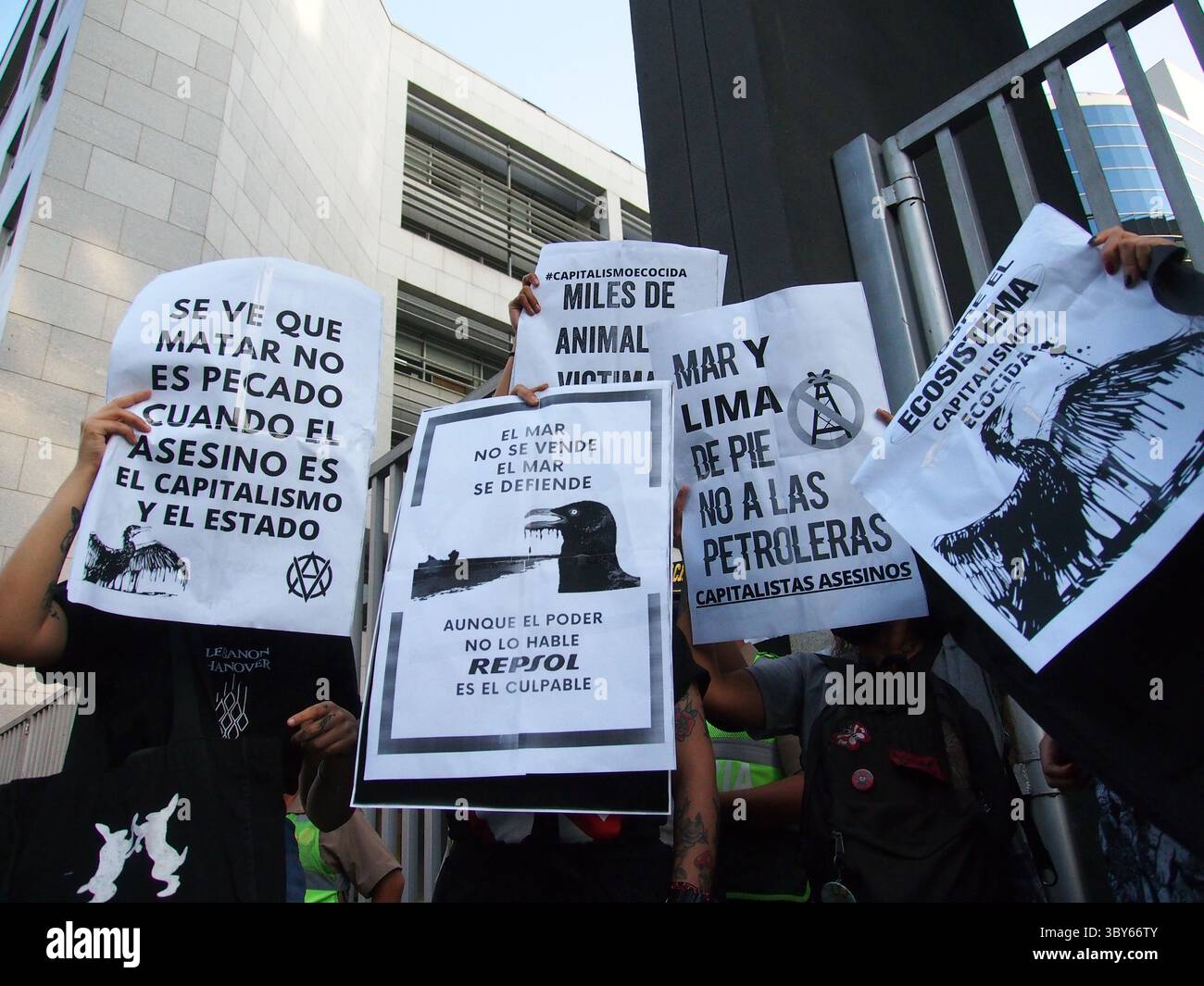 22 janvier 2022, Lima, Lima, Pérou : des dizaines de manifestants se rassemblent devant les bureaux de Repsol au Pérou pour protester contre la récente marée noire qui a provoqué une catastrophe écologique sur les côtes de Lima et El Callao. Le 15 janvier, au milieu des vagues anormales produites par l’éruption du volcan Tonga, plus de 6 000 barils de pétrole ont été déversés en mer à la raffinerie de la Pampilla exploitée par Repsol, une compagnie pétrolière espagnole, générant l’une des plus grandes catastrophes écologiques des dernières décennies au Pérou. (Crédit image : © Carlos Garcia Granthon/ZUMA Press Wire) Banque D'Images