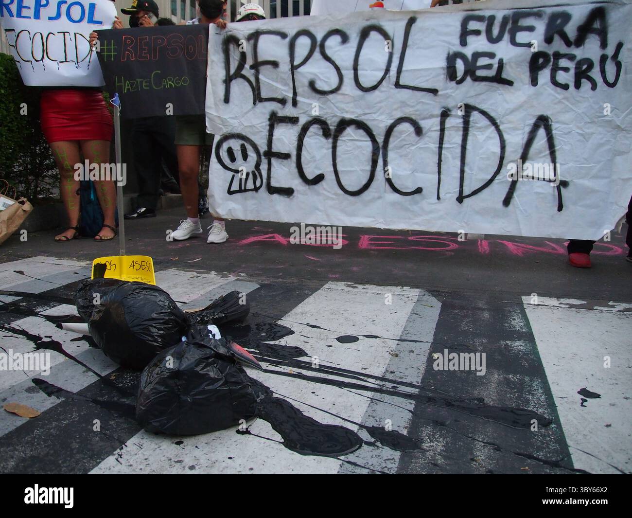 22 janvier 2022, Lima, Lima, Pérou : ''L'écocide Repsol sort du Pérou'' peut être lu dans une bannière lorsque des dizaines de manifestants se rassemblent devant les bureaux de Repsol au Pérou pour protester contre la récente marée noire qui a causé une catastrophe écologique sur les côtes de Lima et El Callao. Le 15 janvier, au milieu des vagues anormales produites par l’éruption du volcan Tonga, plus de 6 000 barils de pétrole ont été déversés en mer à la raffinerie de la Pampilla exploitée par Repsol, une compagnie pétrolière espagnole, générant l’une des plus grandes catastrophes écologiques des dernières décennies au Pérou. (Crédit image : © Carlos Banque D'Images