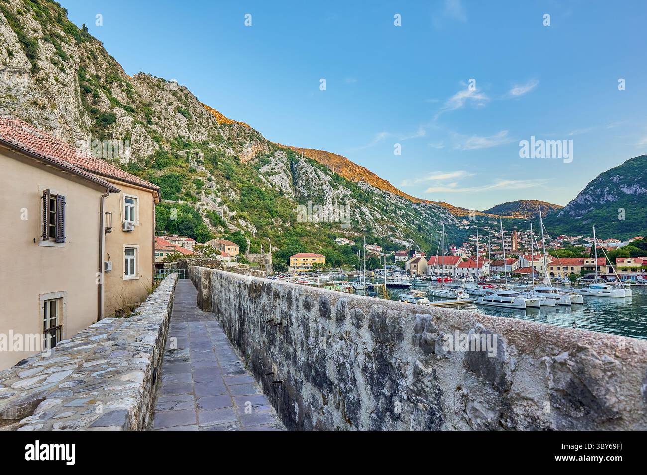Mur de fortification entourant la ville médiévale de Kotor contenant remparts, tours, citadelles, portes, bastions, libre de marcher, Kotor, Monténégro Banque D'Images Mur de fortification entourant la ville médiévale de Kotor contenant remparts, tours, citadelles, portes, bastions, libre de marcher, Kotor, Monténégro Banque D'Images