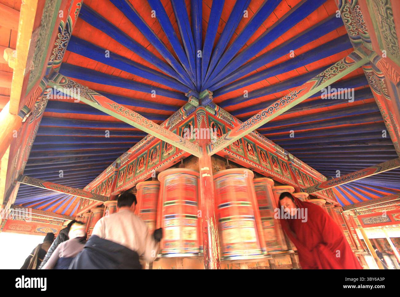 2 février 2012, XIAHE, PROVINCE DU GANSU, CHINE : nomades tibétains, pèlerins et moines tournent des roues à prières colorées autour du monastère de Labrang, le plus grand monastère tibétain en dehors de Lhassa, avant le Festival du Monlam tibétain à Xiahe, province du Gansu sur le plateau tibétain, le 2 février 2012. Des dizaines de milliers de Tibétains célèbrent le nouvel an tibétain en se rendant dans cette ville et son monastère de Labrang, dont la séparation de la région autonome tibétaine offre une certaine protection contre les tentatives des Chinois han de réglementer leur culture. (Crédit image : © Stephen Shaver/ZUM Banque D'Images