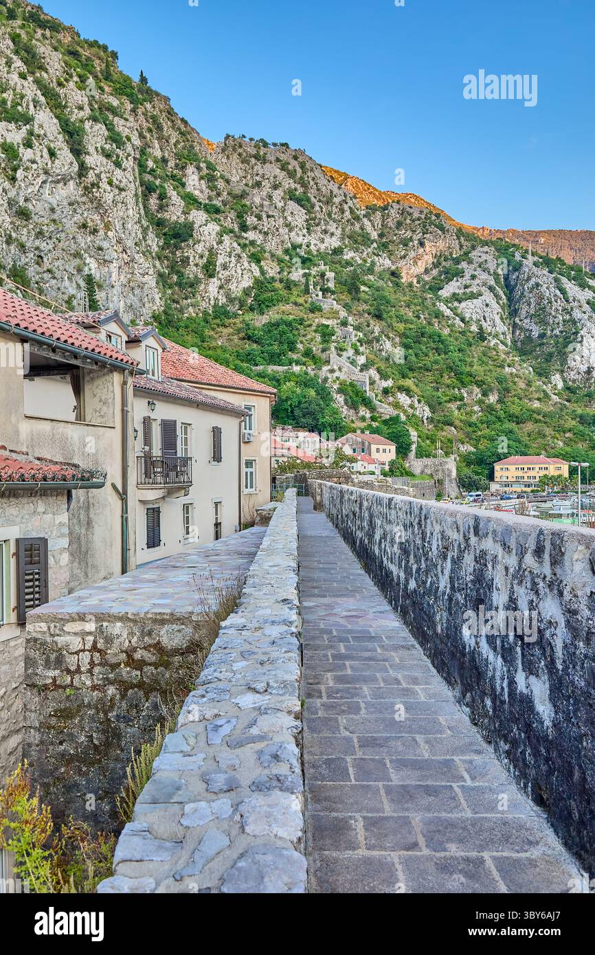 Mur de fortification entourant la ville médiévale de Kotor contenant remparts, tours, citadelles, portes, bastions, libre de marcher, Kotor, Monténégro Banque D'Images Mur de fortification entourant la ville médiévale de Kotor contenant remparts, tours, citadelles, portes, bastions, libre de marcher, Kotor, Monténégro Banque D'Images