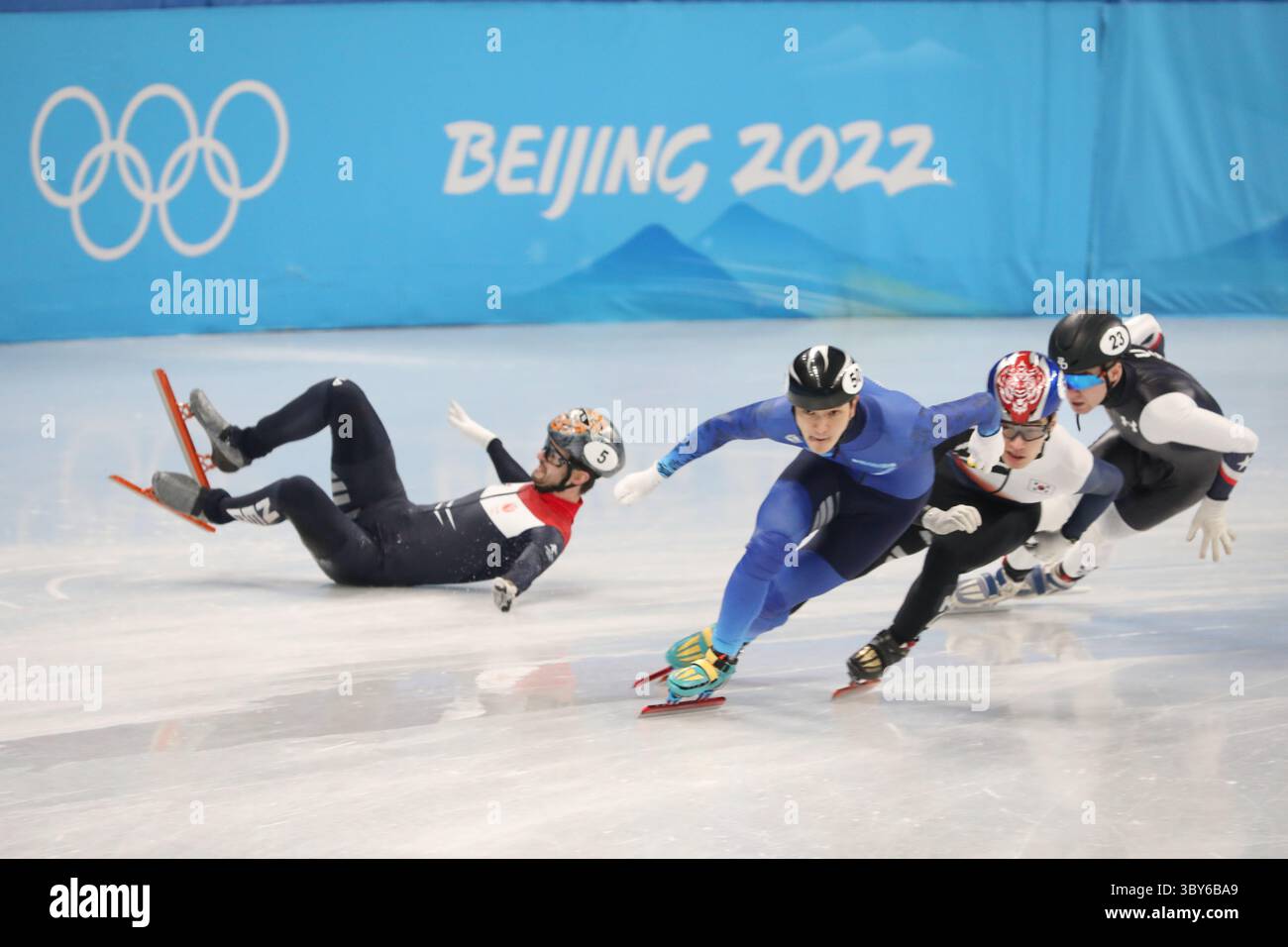 11 février 2022, Pékin, Hebei, Chine : Itzhak DE LAAT des pays-Bas (5) tombe pendant Heat 6 dans le 500m de patinage de vitesse sur courte piste masculine au stade Capital Indoor le 11 février 2022 à Pékin, Chine (crédit image : © Mickael Chavet/ZUMA Press Wire) Banque D'Images