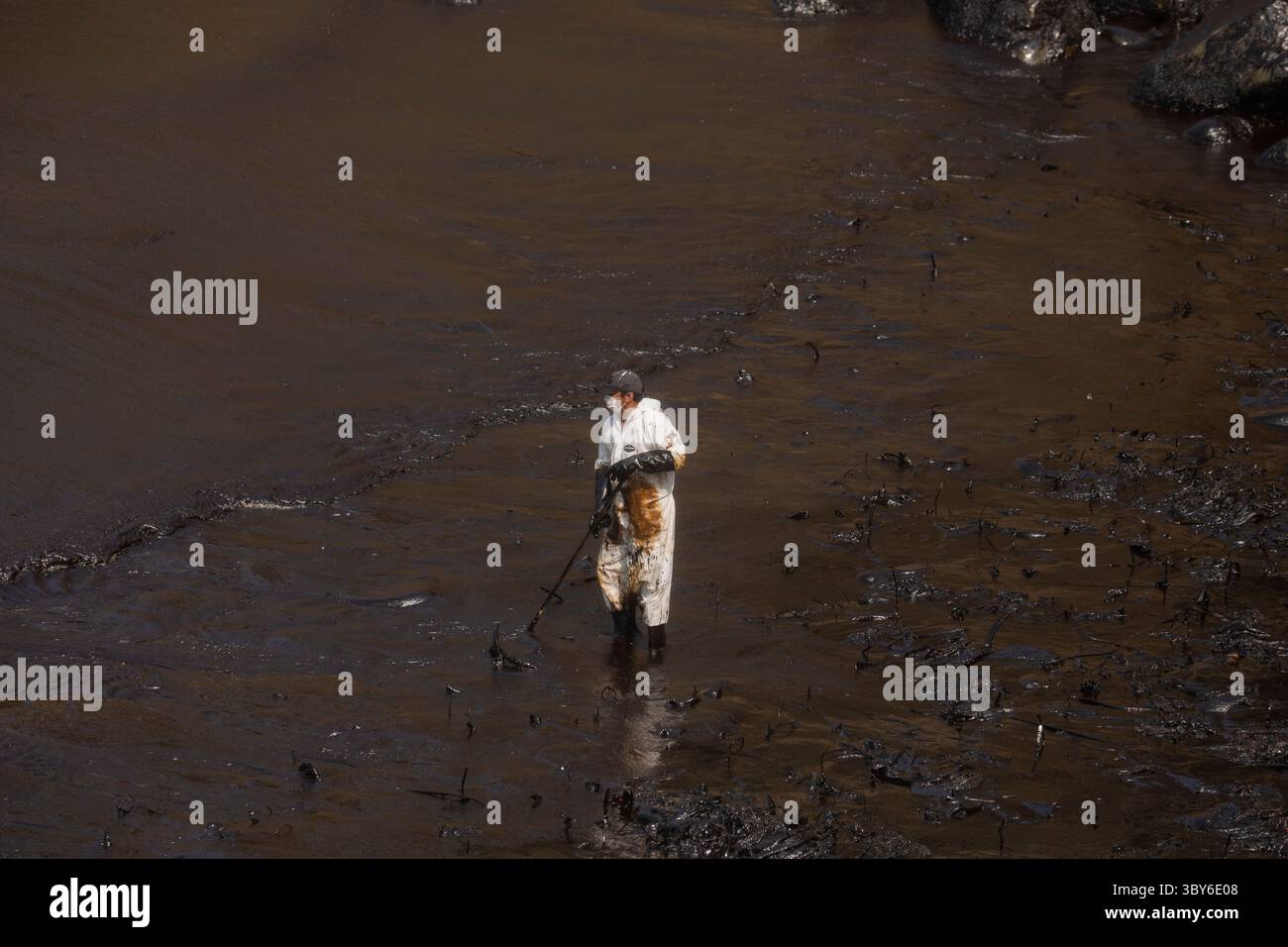 19 janvier 2022, Callao, Pérou : les travailleurs nettoient après un déversement de pétrole, sur la plage de Cavero dans le district de Ventanilla à Callao. Environ 6 000 barils (159 litres chacun) de pétrole se sont déversés lors du déchargement d'un pétrolier à la raffinerie de la Pampilla appartenant à la compagnie énergétique espagnole Repsol. (Crédit image : © Mariana Bazo/ZUMA Press Wire) Banque D'Images