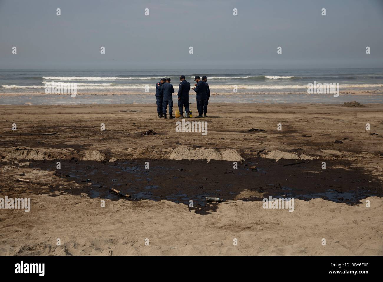 19 janvier 2022, Callao, Pérou : les travailleurs nettoient après un déversement de pétrole, sur la plage de Cavero dans le district de Ventanilla à Callao. Environ 6 000 barils (159 litres chacun) de pétrole se sont déversés lors du déchargement d'un pétrolier à la raffinerie de la Pampilla appartenant à la compagnie énergétique espagnole Repsol. (Crédit image : © Mariana Bazo/ZUMA Press Wire) Banque D'Images