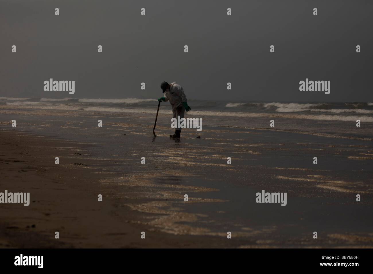 19 janvier 2022, Callao, Pérou : les travailleurs nettoient après un déversement de pétrole, sur la plage de Cavero dans le district de Ventanilla à Callao. Environ 6 000 barils (159 litres chacun) de pétrole se sont déversés lors du déchargement d'un pétrolier à la raffinerie de la Pampilla appartenant à la compagnie énergétique espagnole Repsol. (Crédit image : © Mariana Bazo/ZUMA Press Wire) Banque D'Images