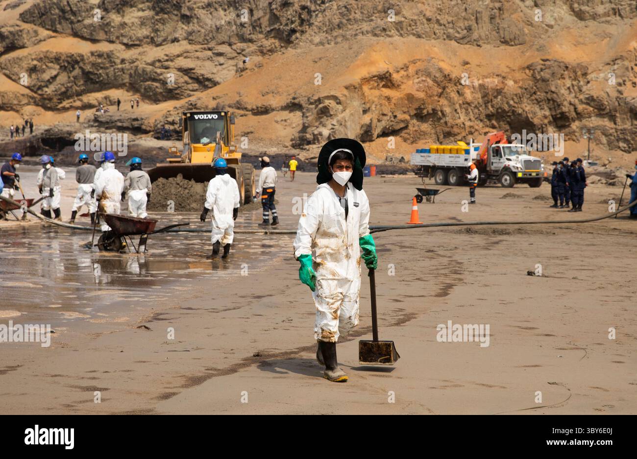 19 janvier 2022, Callao, Pérou : les travailleurs nettoient après un déversement de pétrole, sur la plage de Cavero dans le district de Ventanilla à Callao. Environ 6 000 barils (159 litres chacun) de pétrole se sont déversés lors du déchargement d'un pétrolier à la raffinerie de la Pampilla appartenant à la compagnie énergétique espagnole Repsol. (Crédit image : © Mariana Bazo/ZUMA Press Wire) Banque D'Images