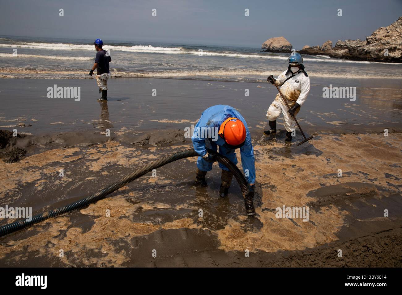 19 janvier 2022, Callao, Pérou : les travailleurs nettoient après un déversement de pétrole, sur la plage de Cavero dans le district de Ventanilla à Callao. Environ 6 000 barils (159 litres chacun) de pétrole se sont déversés lors du déchargement d'un pétrolier à la raffinerie de la Pampilla appartenant à la compagnie énergétique espagnole Repsol. (Crédit image : © Mariana Bazo/ZUMA Press Wire) Banque D'Images