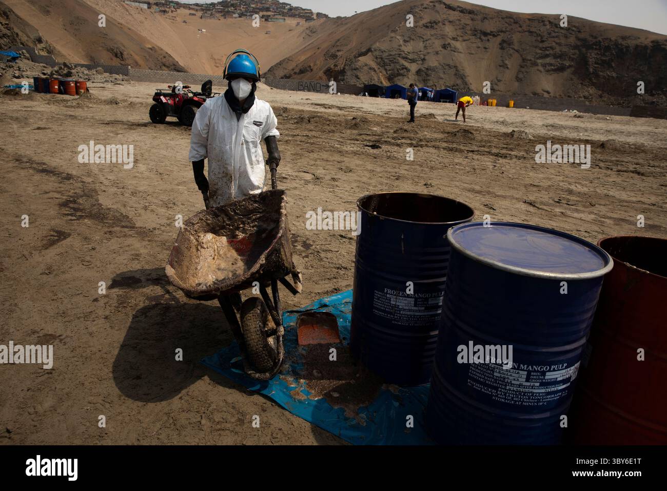 19 janvier 2022, Callao, Pérou : les travailleurs nettoient après un déversement de pétrole, sur la plage de Cavero dans le district de Ventanilla à Callao. Environ 6 000 barils (159 litres chacun) de pétrole se sont déversés lors du déchargement d'un pétrolier à la raffinerie de la Pampilla appartenant à la compagnie énergétique espagnole Repsol. (Crédit image : © Mariana Bazo/ZUMA Press Wire) Banque D'Images