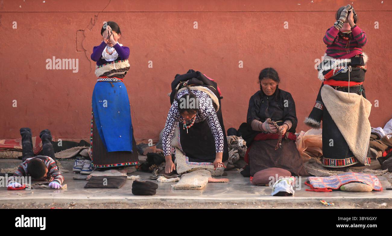 6 février 2012, XIAHE, PROVINCE DU GANSU, CHINE : les pèlerins tibétains prient au monastère de Labrang, le plus grand monastère tibétain en dehors de Lhassa, pendant le Festival du monlam tibétain à Xiahe, une petite ville de la province du Gansu sur le plateau tibétain, le 5 février 2012. Lundi, la Chine a averti les responsables du gouvernement tibétain que le fait de ne pas maintenir la stabilité pourrait entraîner la perte d'emplois ou des poursuites pénales, le dernier signe d'une augmentation des tensions ethniques entre les Tibétains et le gouvernement chinois. (Crédit image : © Stephen Shaver/ZUMA Press Wire) Banque D'Images
