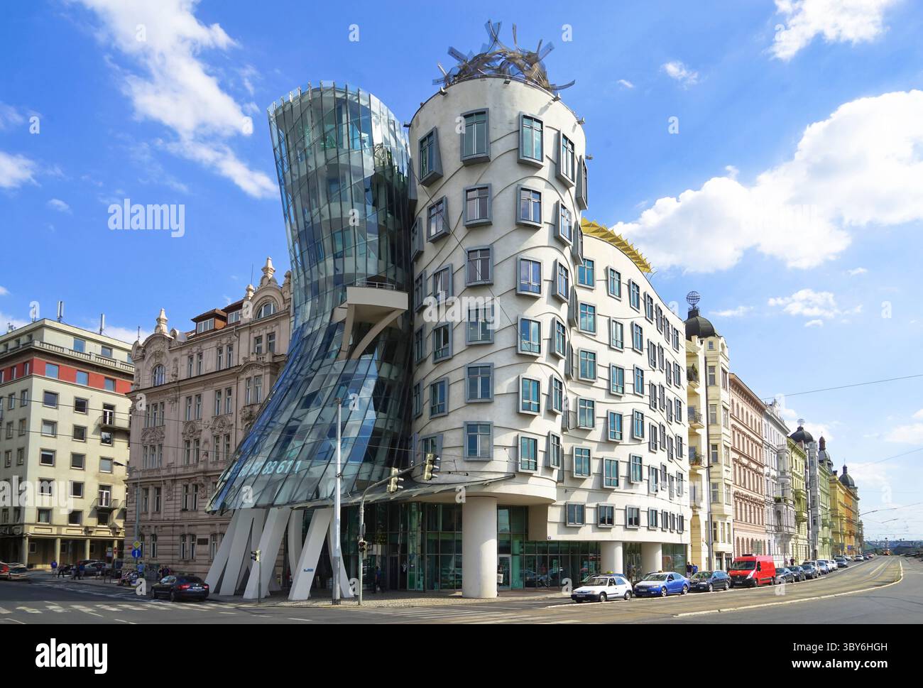 La Maison dansante (Ginger & Fred) à Prague, République tchèque – un monument déconstructiviste conçu par Frank Gehry et Vlado Milunić Banque D'Images
