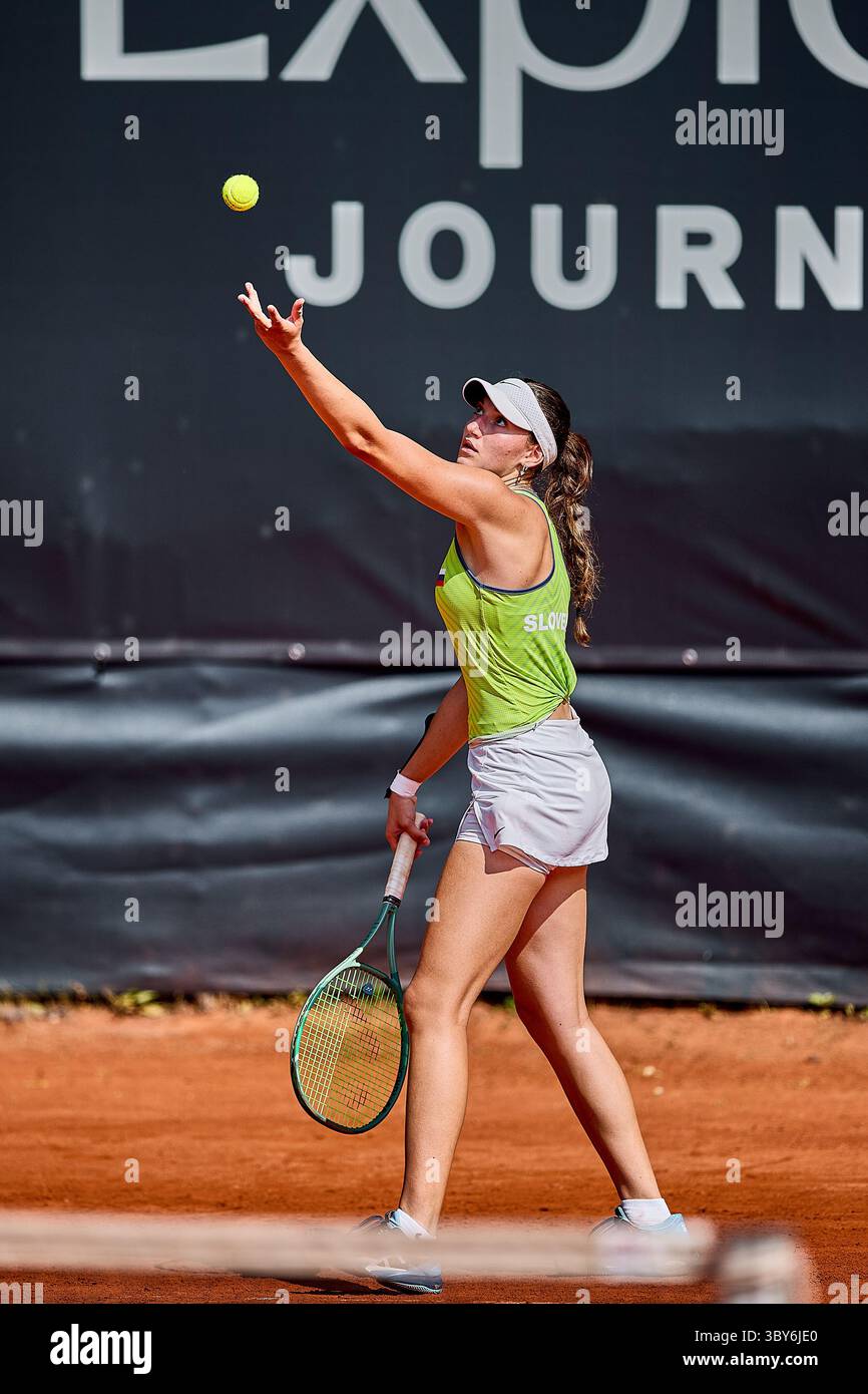 Hambourg, Hambourg, Allemagne. 19 juillet 2025. Veritsa Yaneva de Slovénie sert à Nouk Kleinenberg des pays-Bas lors des coupes d'été Tennis Europe 2025 - Girls Tennis, 19.7,2025, Hambourg (Tennis am Rothenbaum), Allemagne, Foto : Mathias Schulz (crédit image : © Mathias Schulz/ZUMA Press Wire) USAGE ÉDITORIAL SEULEMENT ! Non destiné à UN USAGE commercial ! Banque D'Images