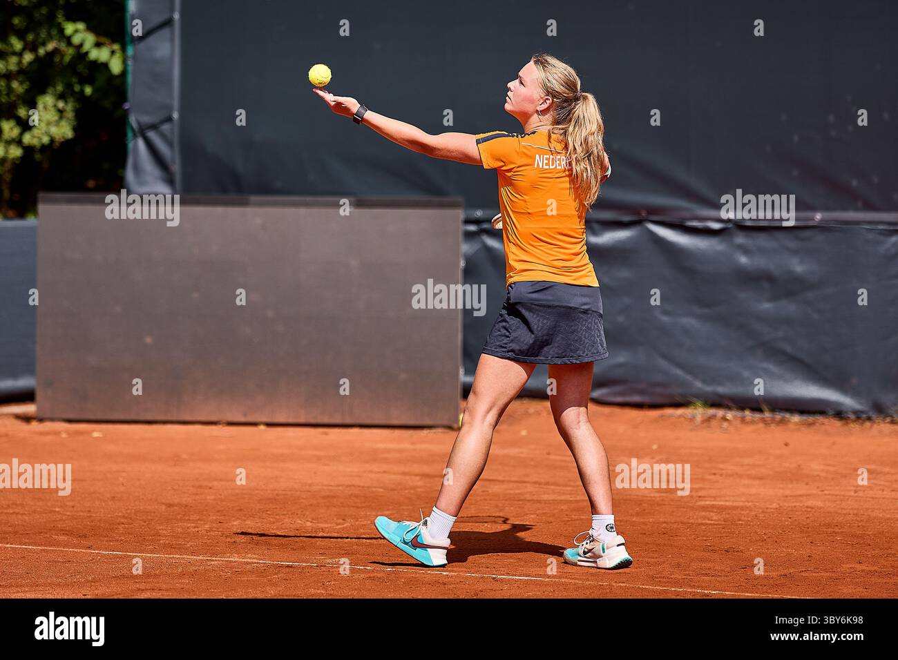 Hambourg, Hambourg, Allemagne. 19 juillet 2025. Nouk Kleinenberg des pays-Bas sert à Veritsa Yaneva de Slovénie lors des coupes d'été Tennis Europe 2025 - Girls Tennis, 19.7,2025, Hambourg (Tennis am Rothenbaum), Allemagne, Foto : Mathias Schulz (crédit image : © Mathias Schulz/ZUMA Press Wire) USAGE ÉDITORIAL SEULEMENT ! Non destiné à UN USAGE commercial ! Banque D'Images