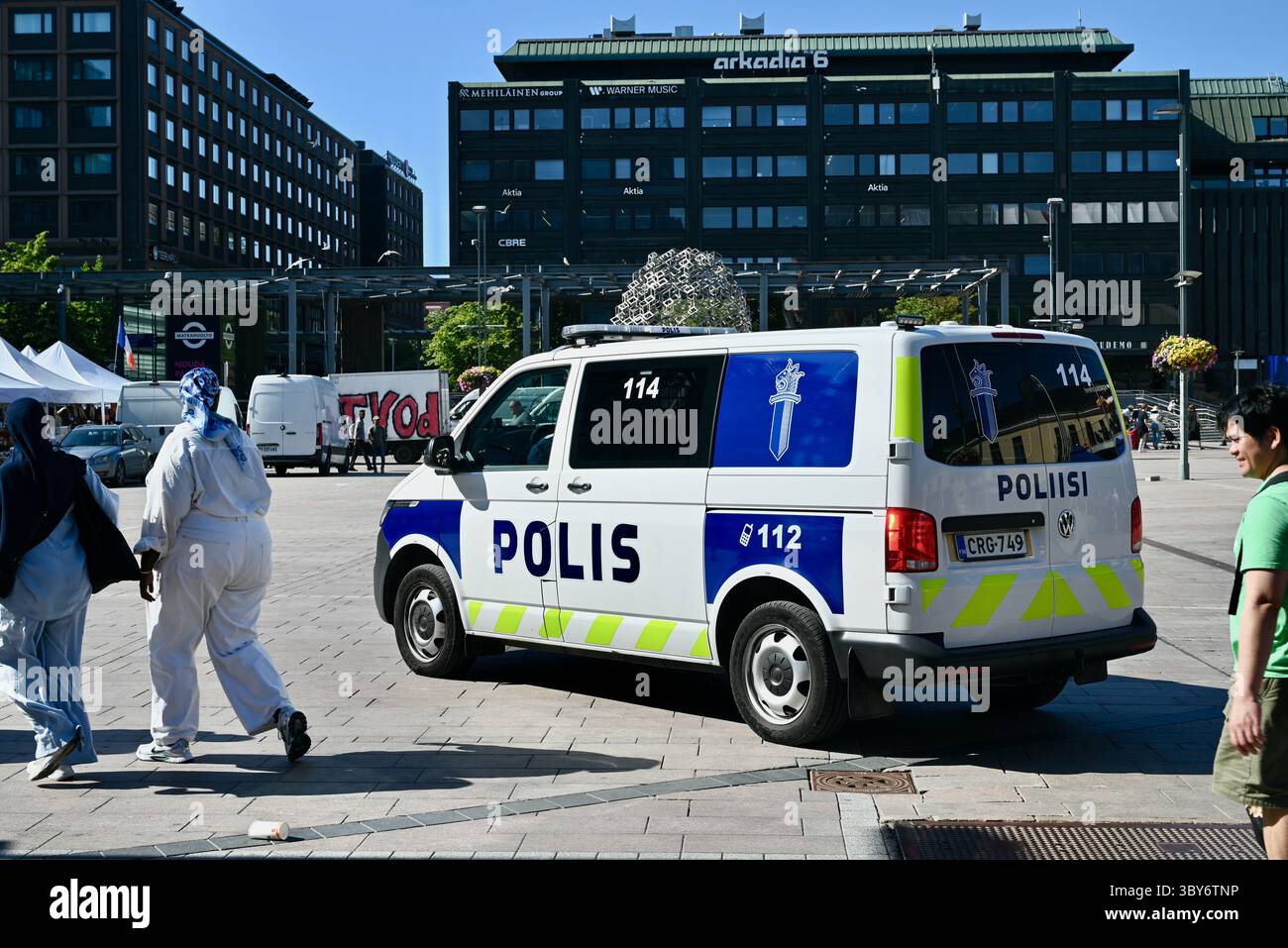 helsinki finlande divers endroits personnes et lieux touristiques- un van de police sur la place narinka avec le monument des navigateurs et les piétons Banque D'Images