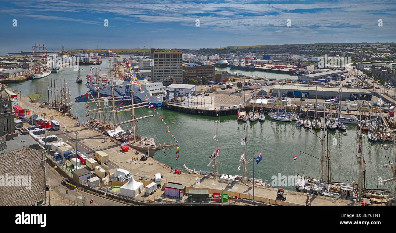 Grands voiliers Aberdeen Harbour Scotland vue sur les postes d'amarrage et grands voiliers amarrés juillet 2025 Banque D'Images