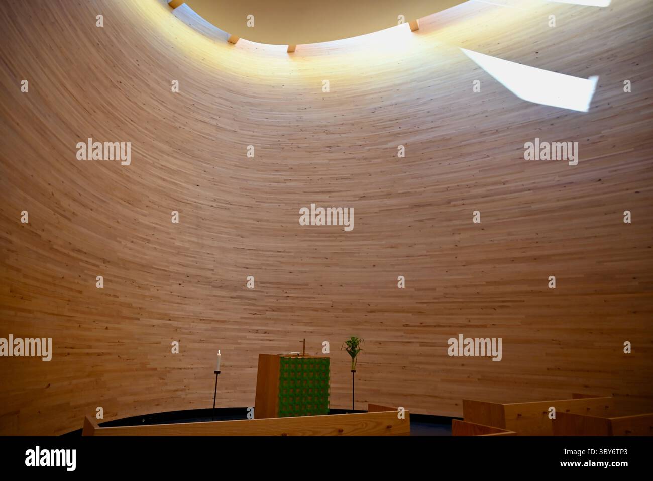 helsinki finlande divers endroits personnes et lieux touristiques - Kamppi Chapel Kampin kappeli intérieur avec des visiteurs Banque D'Images