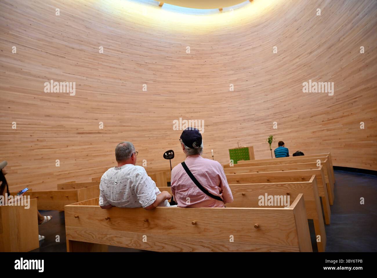 helsinki finlande divers endroits personnes et lieux touristiques - Kamppi Chapel Kampin kappeli intérieur avec des visiteurs Banque D'Images