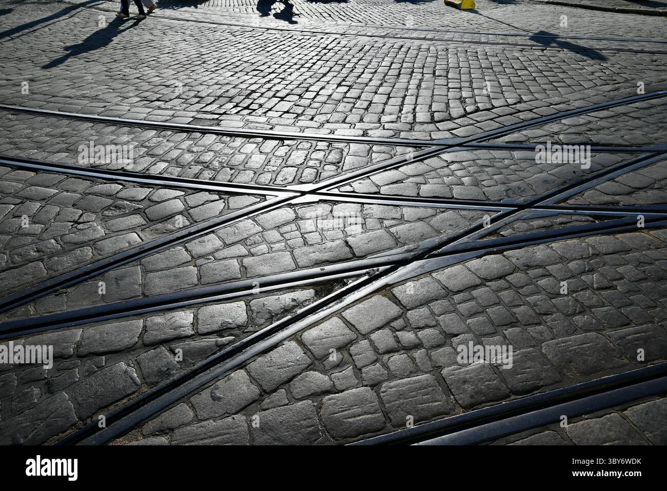 helsinki finlande - rails de tramway dans une rue pavée Banque D'Images