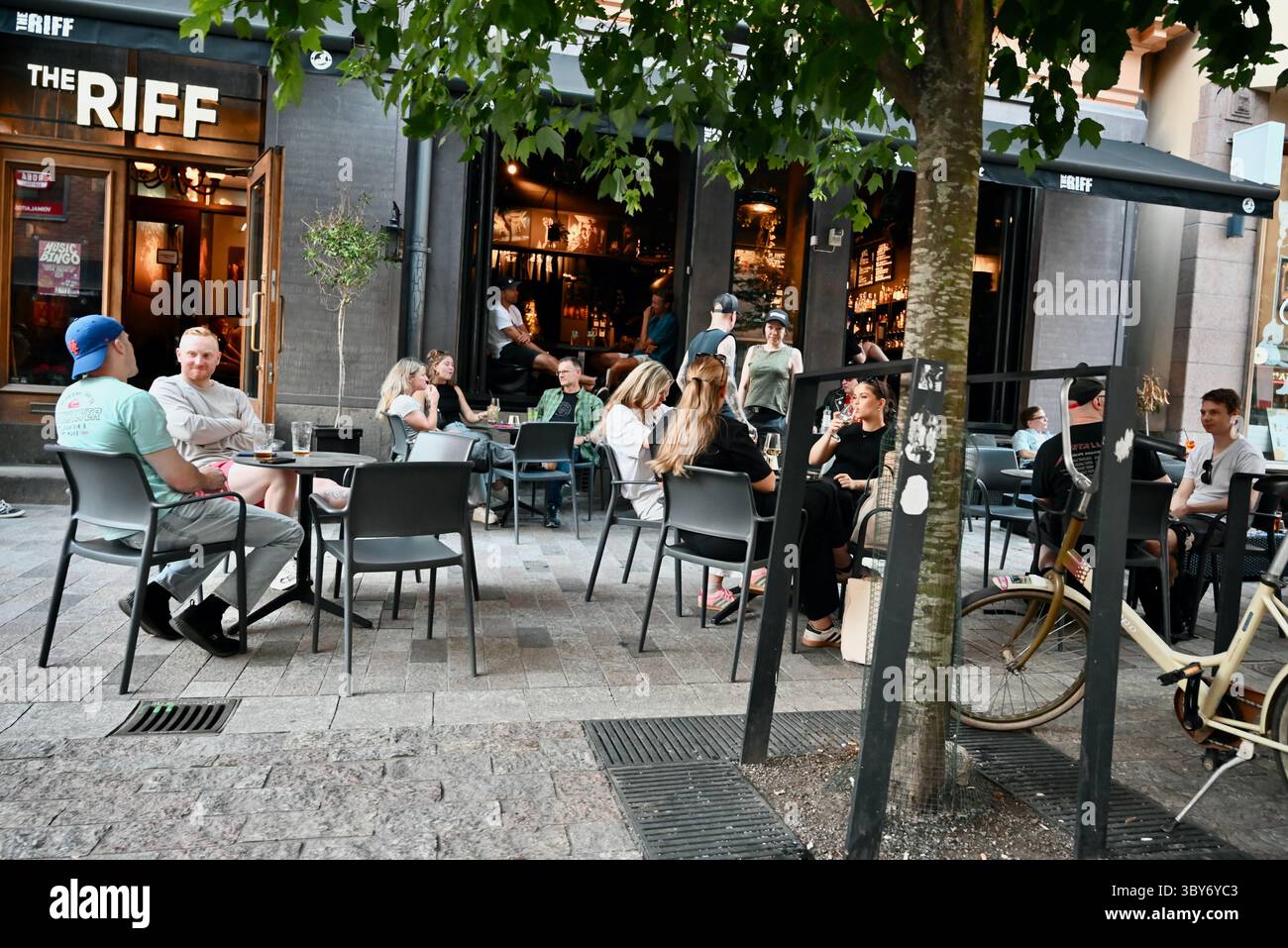 helsinki finlande divers endroits personnes et lieux touristiques- le riff bar café avec des clients assis Banque D'Images