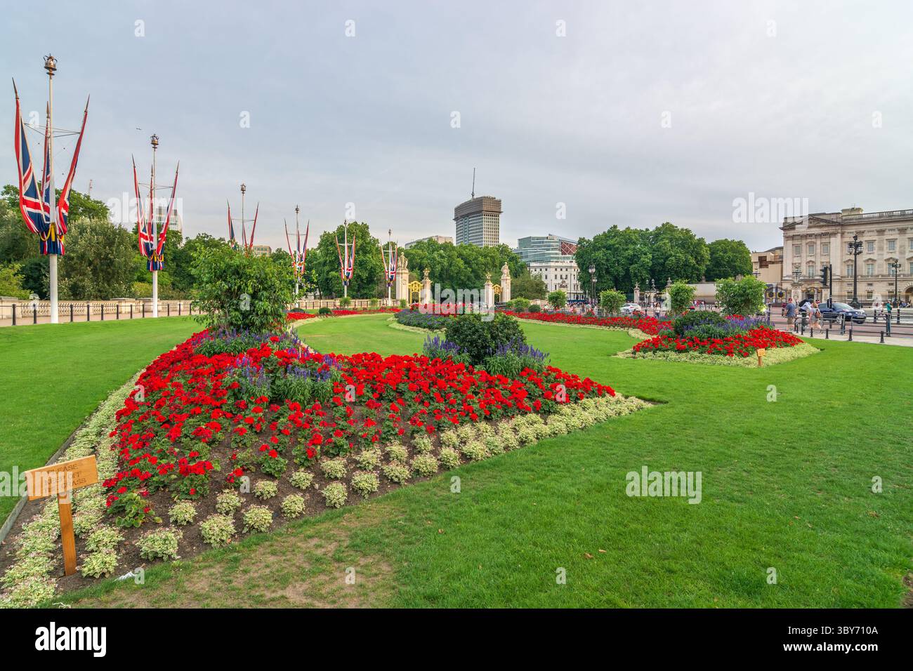 Parterres de fleurs formels du palais de Buckingham, Londres, Angleterre, Royaume-Uni. Banque D'Images