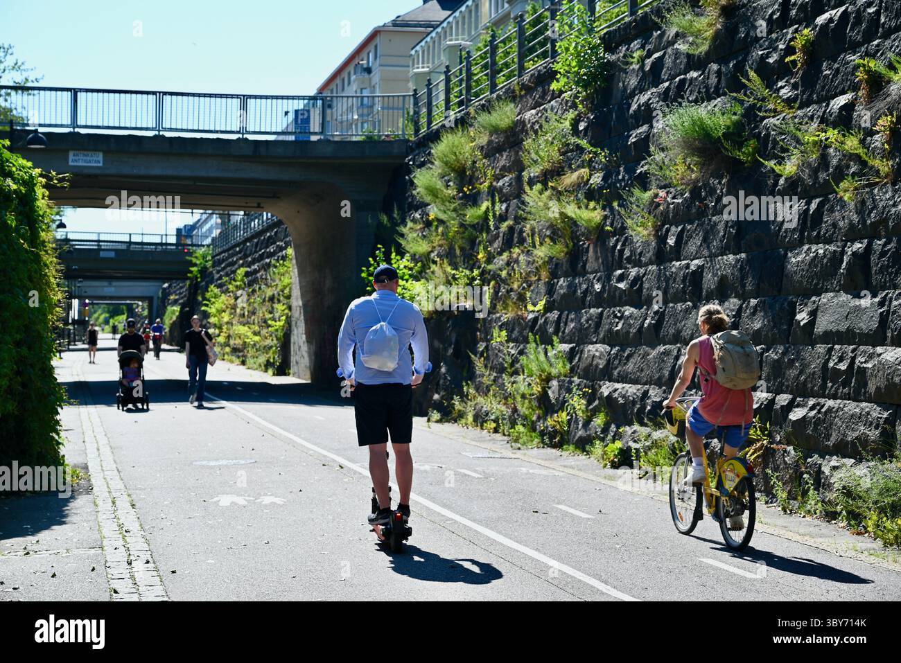 Kansalaistori Square helsinki finlande avec la bibliothèque centrale oodi oies cyclistes i-scooters piétons sur l'ancienne voie ferrée urbaine voie Helsinki signe Banque D'Images