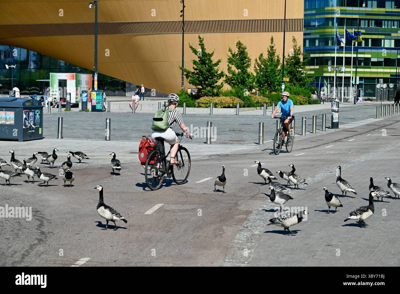Kansalaistori Square helsinki finlande avec la bibliothèque centrale oodi oies cyclistes i-scooters piétons sur l'ancienne voie ferrée urbaine voie Helsinki signe Banque D'Images