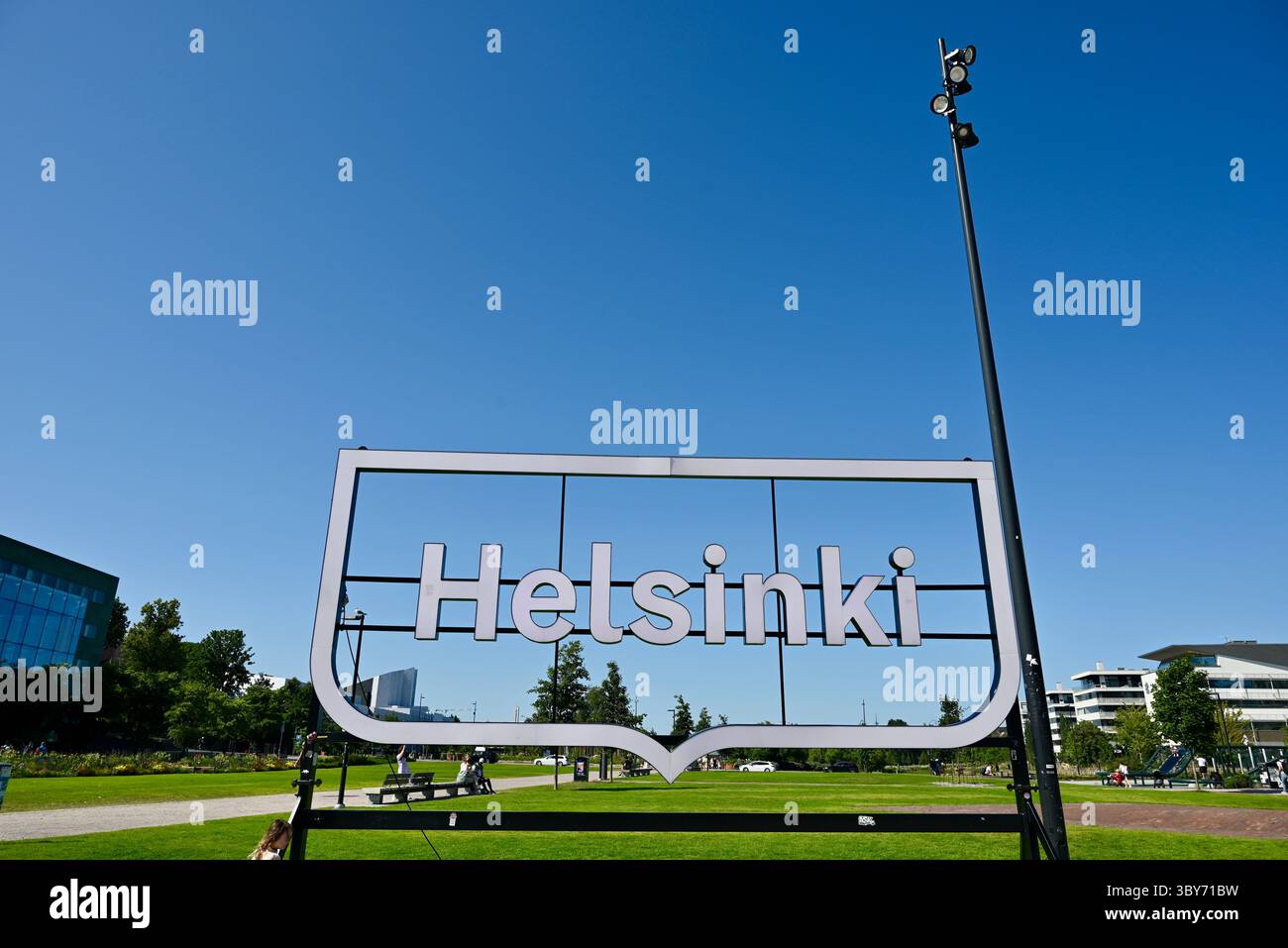 Kansalaistori Square helsinki finlande avec la bibliothèque centrale oodi oies cyclistes i-scooters piétons sur l'ancienne voie ferrée urbaine voie Helsinki signe Banque D'Images