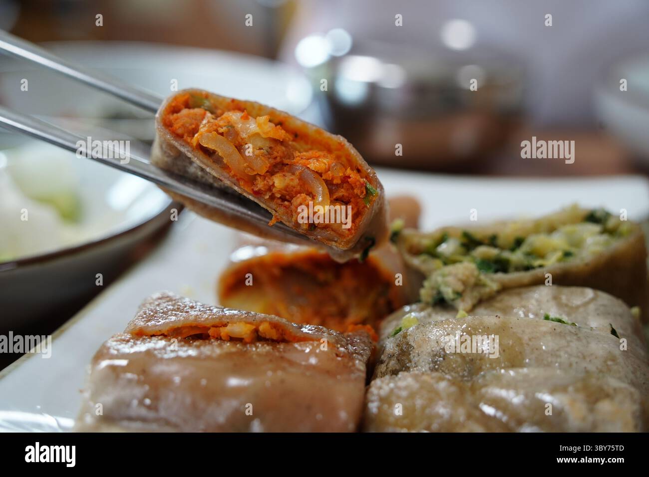 Crêpes de sarrasin coréennes avec kimchi et garnitures de viande Banque D'Images