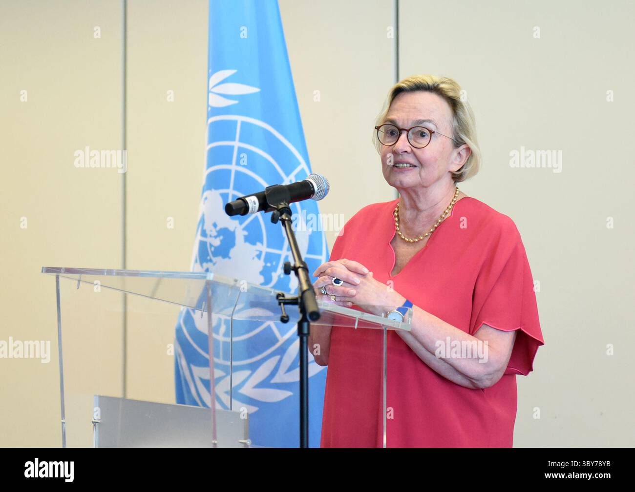 Vienne, Autriche. 18 juillet 2025. Anna Joubin-Bret, secrétaire de la Commission des Nations Unies pour le droit commercial international, prend la parole lors d’une réception de promotion pour l’Organisation internationale de médiation (IOMed) à Vienne, Autriche, le 18 juillet 2025. L’IOMed servira d’organisation intergouvernementale de premier plan pour aider à régler les différends internationaux par la médiation, a déclaré vendredi un envoyé chinois. Crédit : HE Canling/Xinhua/Alamy Live News Banque D'Images