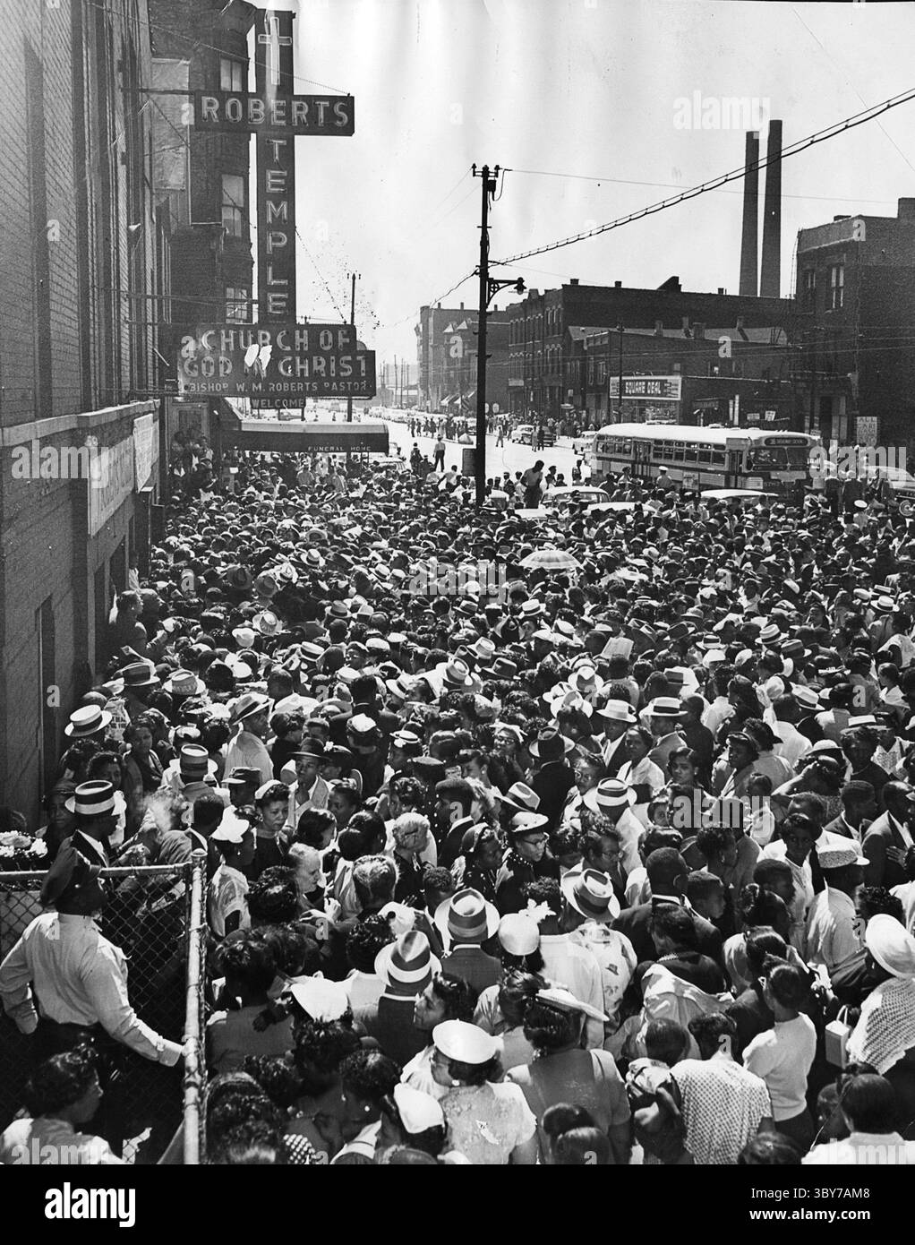 3 septembre 1955 - Chicago, Illinois, États-Unis - Une foule énorme s'est réunie pour les funérailles d'Emmett Till devant l'Église de Dieu en Christ sur le côté sud le 3 septembre 1955, à Chicago. Emmett Till qui, à seulement 14 ans, a été kidnappé, brutalement torturé, lynché et tué en 1955 au cours d'un crime de haine à motivation raciale. (Crédit image : © Phil Mascione/Chicago Tribune/MCT via ZUMA Press Wire) Banque D'Images