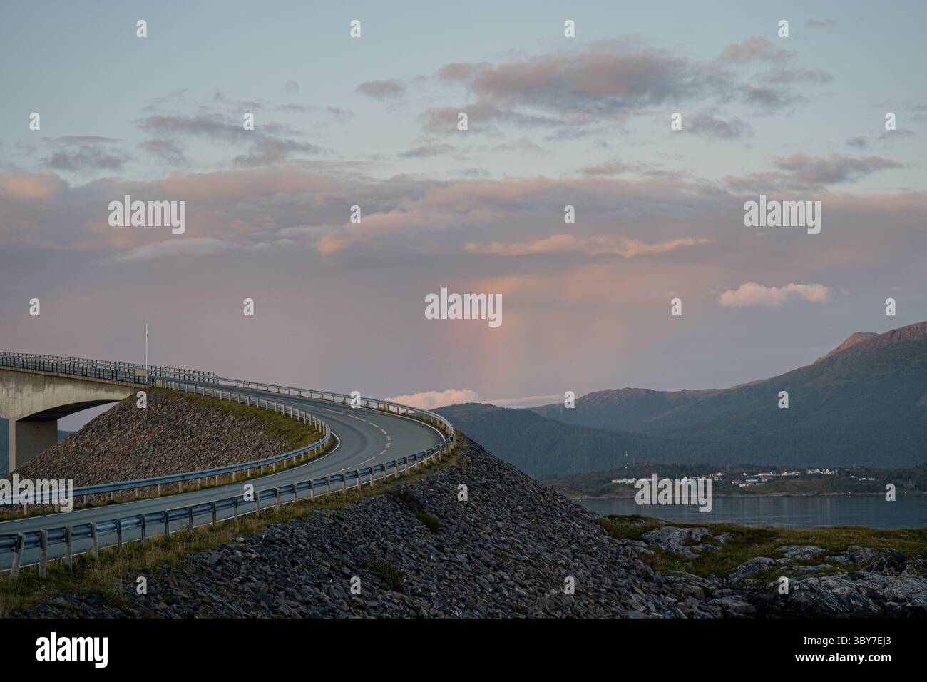 Pont remarquable de la route de l'océan Atlantique - l'un des voyages en voiture les plus célèbres de Norvège. Banque D'Images