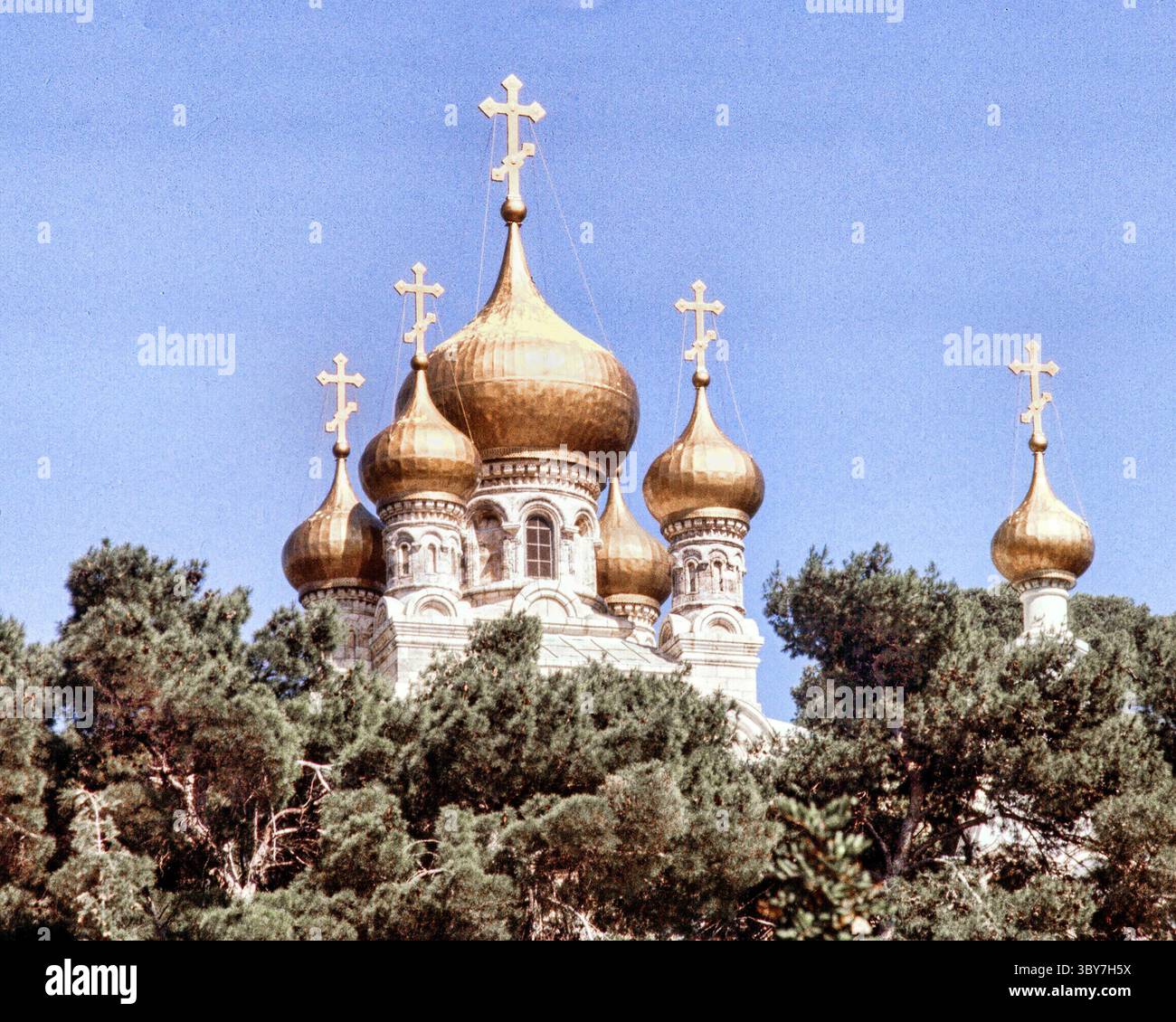 8 avril 1988, Jérusalem, Israël : les dômes en oignon doré scintillants de l'église orthodoxe russe Sainte-Marie-Madeleine sur le Mont des oliviers à Jérusalem. (Crédit image : © Arnold Drapkin/ZUMA Press Wire) Banque D'Images