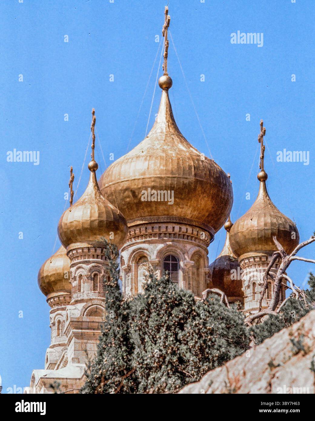 8 avril 1988, Jérusalem, Israël : les dômes en oignon doré scintillants de l'église orthodoxe russe Sainte-Marie-Madeleine sur le Mont des oliviers à Jérusalem. (Crédit image : © Arnold Drapkin/ZUMA Press Wire) Banque D'Images