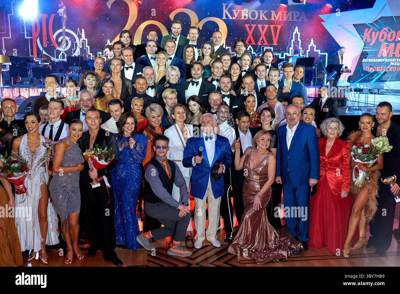 22 janvier 2022, Moscou, Russie : une photo de groupe de tous les participants à la 25ème Coupe du monde de danse latino-américaine. La 25ème Coupe du monde de danse latino-américaine a eu lieu à Moscou malgré la menace d'une pandémie. Les meilleurs couples de sport et de danse ont finalement joué au Palais du Kremlin. (Crédit image : © Mihail Siergiejevicz/SOPA images via ZUMA Press Wire) Banque D'Images