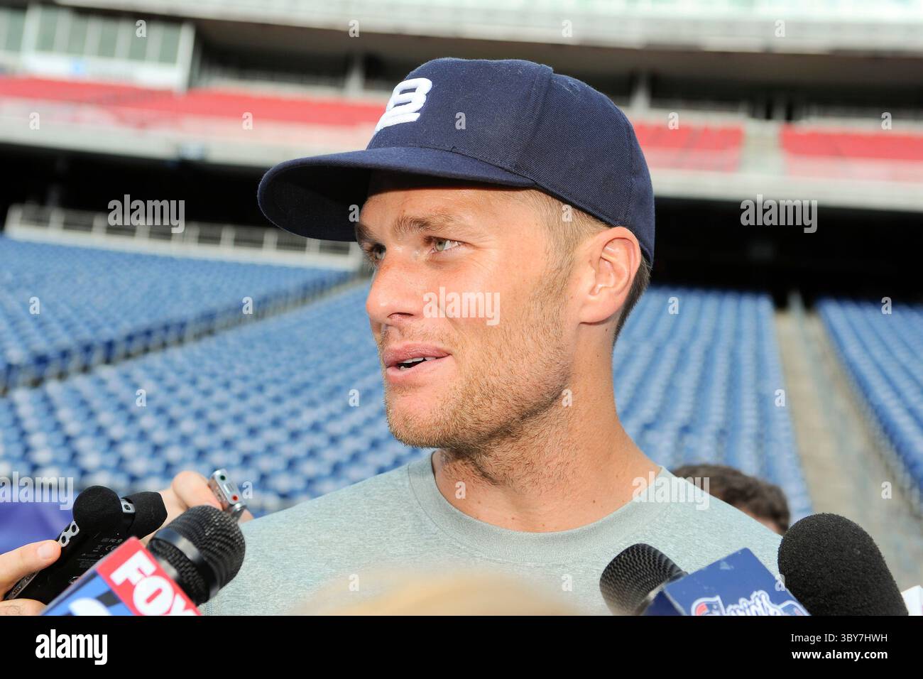 29 janvier 2022 : plusieurs sources rapportent que Tom Brady, sept fois champion du Super Bowl, annoncera sa retraite de la NFL. Eric Canha/CSM..le 29 juillet 2013 - Foxborough, Massachusetts, États-Unis - Tom Brady (12 ans), quarterback des Patriots de la Nouvelle-Angleterre, répond aux questions des médias lors de la cinquième journée du camp d'entraînement des Patriots de la Nouvelle-Angleterre qui se tient au stade Gillette à Foxborough, Massachusetts. Eric Canha/CSM(image de crédit : © ; Eric Canha/CSM via ZUMA Wire) Banque D'Images