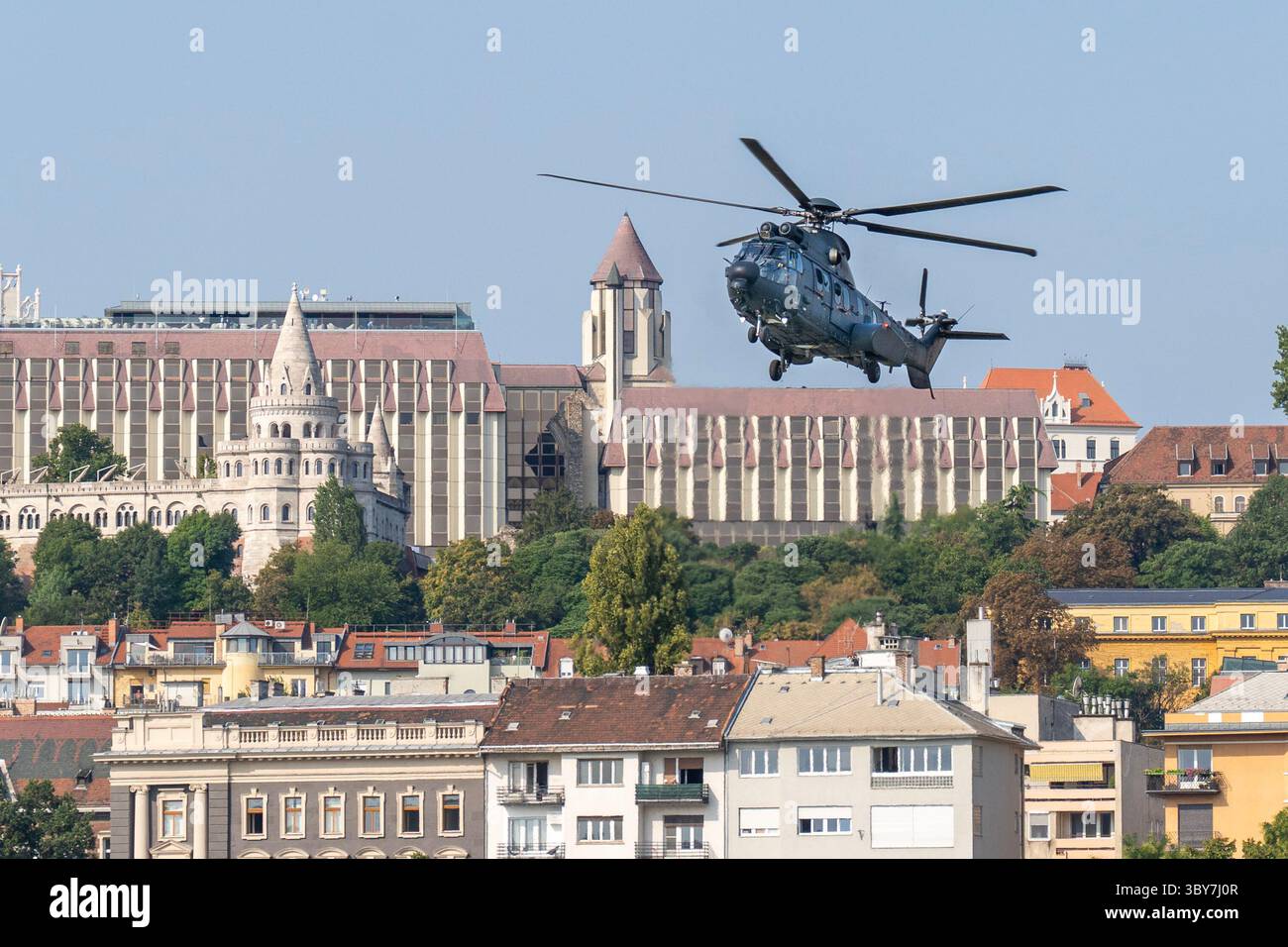 20 AOÛT 2024 : un hélicoptère militaire H225M de l'armée de l'air hongroise survole le centre historique de Budapest le jour de la Nationa hongroise Banque D'Images