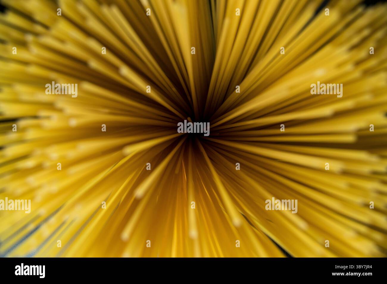 Éclatement de spaghettis – Art créatif de l'art alimentaire suspendu Banque D'Images