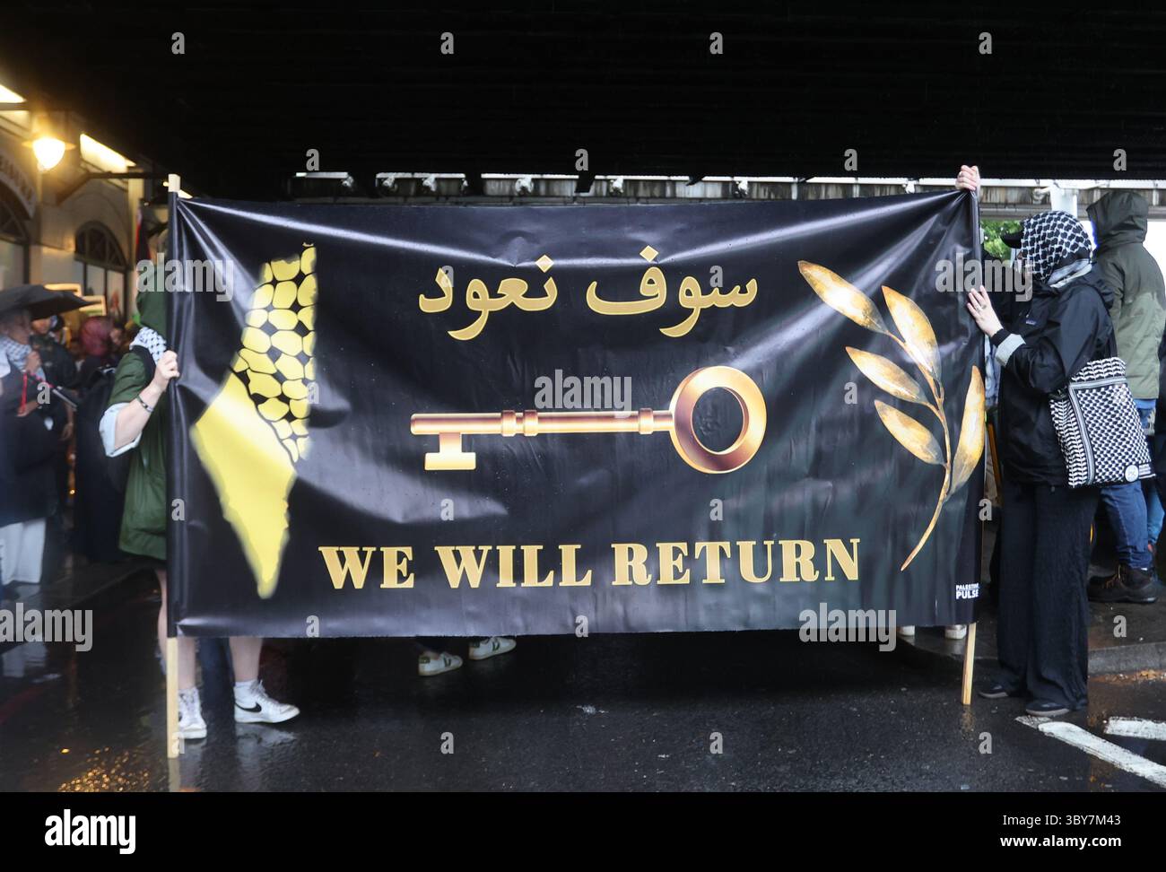 Londres, Royaume-Uni, 19 juillet 2025. Les années 100 ont bravé des pluies torrentielles pour une autre manifestation de solidarité Palestine, qui a pris le départ du quai, avec le message Stop Starving Gaza, à Londres, au Royaume-Uni. Crédit : Monica Wells/Alamy Live News Banque D'Images