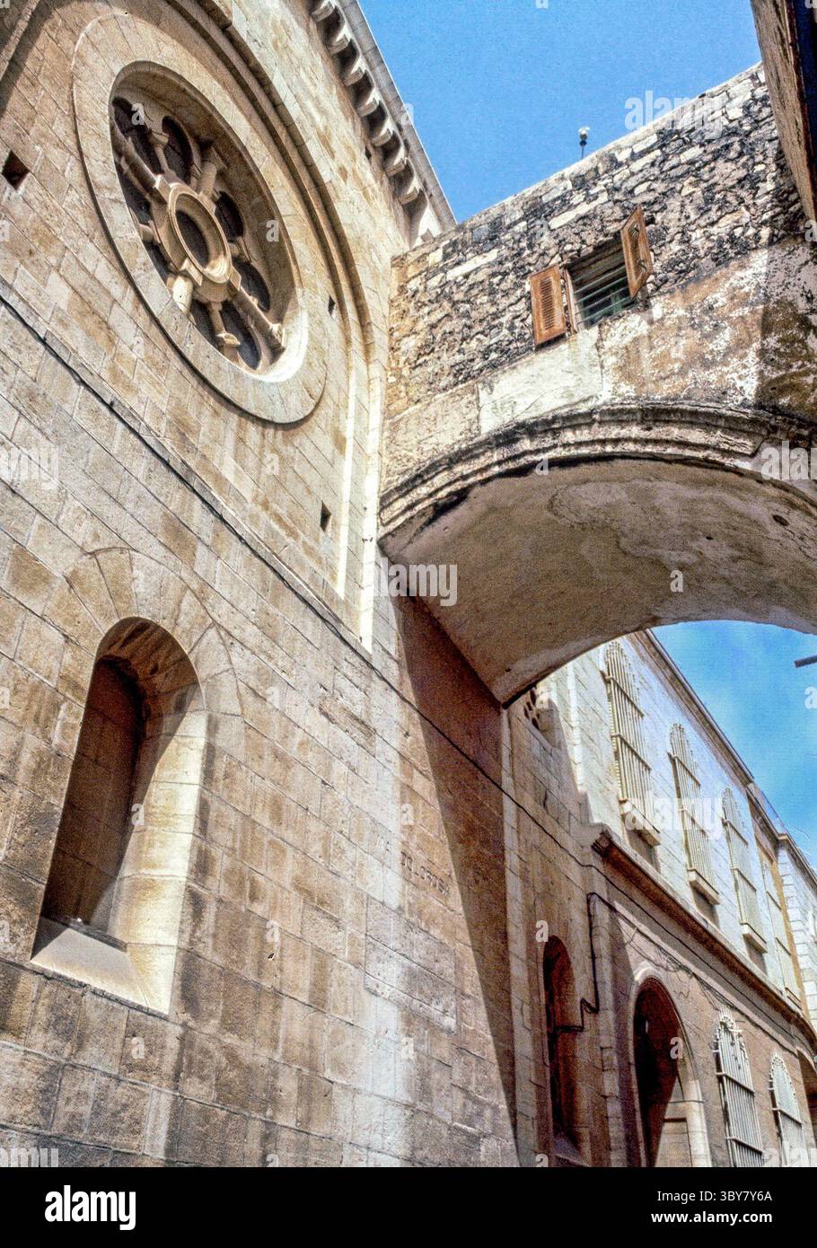 8 avril 1988, Jérusalem, Israël : arc de l'empereur Hadrien du IIe siècle de notre ère, entre les 2e et 3e stations de la Croix, sur la via Dolorosa dans la vieille ville de Jérusalem. Connues sous le nom d'Arche de l'Ecce Homo (latin â€œThis est le manâ€ ), elles étaient les paroles du gouverneur romain Ponce Pilate, lorsqu'il présenta Jésus à la foule, avant de le condamner à mort. (Crédit image : © Arnold Drapkin/ZUMA Press Wire) Banque D'Images