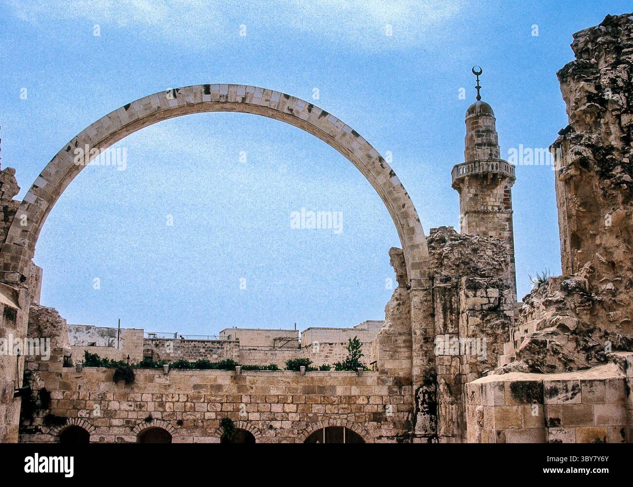 8 avril 1988, Jérusalem, Israël : l'arc commémoratif d'une synagogue historique (Beit ha-Knesset ha-Hurva, ''la ruine Synagogueâ€ ). Dans le quartier juif de la vieille ville de Jérusalem. Il a été détruit par la Légion arabe pendant la guerre israélo-arabe de 1948. Après la capture de Jérusalem-est par Israël en Jordanie en 1967, une synagogue nouvellement reconstruite a été consacrée en 2010. (Crédit image : © Arnold Drapkin/ZUMA Press Wire) Banque D'Images
