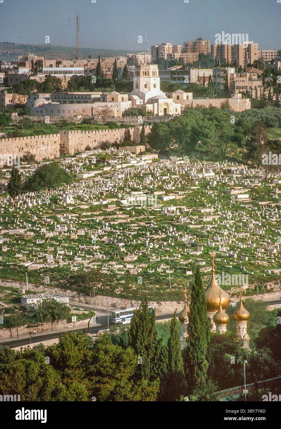 8 avril 1988, Jérusalem, Israël : le Musée archéologique Rockefeller en calcaire blanc à Jérusalem-est (en haut) se trouve à côté d'un ancien cimetière musulman. En bas se trouvent les dômes en oignon doré de l'église orthodoxe russe Sainte-Marie-Madeleine, sur le mont des oliviers. (Crédit image : © Arnold Drapkin/ZUMA Press Wire) Banque D'Images