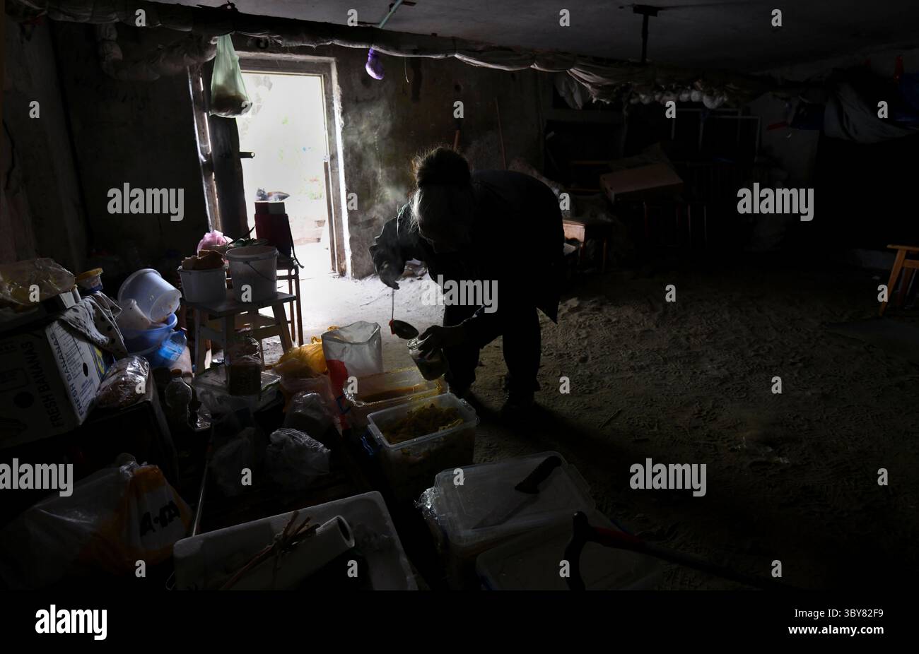 2 mai 2022, Kharkiv, Ukraine : LIUDMYLA KIRICHENKO, 75, a de la difficulté à marcher jusqu'à son appartement endommagé au huitième étage puisque les ascenseurs ne fonctionnent pas maintenant. Et elle a peur. Elle ne va jamais à plus de 20 mètres du sous-sol. Bien que pas assez loin pour être un véritable abri anti-bombe, il offre au moins un certain degré de sécurité psychologique. (Crédit image : © Carol Guzy/ZUMA Press Wire) Banque D'Images