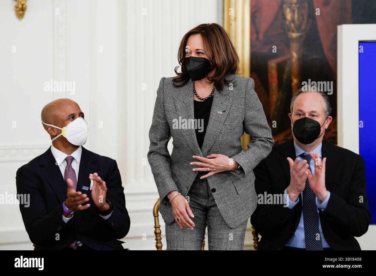 2 février 2022, Washington, District of Columbia, États-Unis : la vice-présidente des États-Unis Kamala Harris, au centre, se présente en tant que Dr Edjah Nduom, professeure agrégée, Département de neurochirurgie, Emory University School of Medicine, à gauche, et son mari second gentleman Douglas Emhoff, à droite, applaudissent lors d'un événement pour rallumer le cancer Moonshot dans la salle est de la Maison Blanche à Washington, DC, DC le 2 février 2022 (crédit image : © Yuri Gripas/CNP via ZUMA Press Wire) Banque D'Images